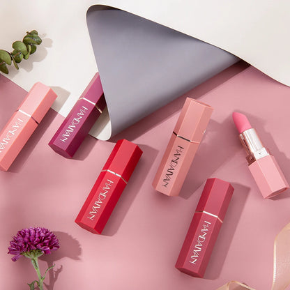 Matte Lipstick – Achieve a flawless look with a smooth, long-lasting matte finish. The non-fading, waterproof, and smudge-proof formula ensures vibrant, velvet color day after day, while the non-stick cup design offers effo