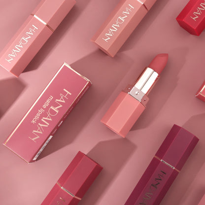 Matte Lipstick – Achieve a flawless look with a smooth, long-lasting matte finish. The non-fading, waterproof, and smudge-proof formula ensures vibrant, velvet color day after day, while the non-stick cup design offers effo