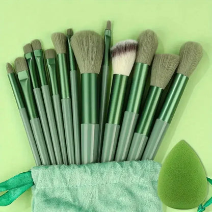Professional Makeup Brush Set – Crafted with soft, fluffy bristles for smooth blending of foundation, powder, eyeshadow, and kabuki techniques, this essential beauty tool elevates your makeup routine.