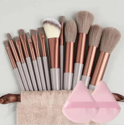 Professional Makeup Brush Set – Crafted with soft, fluffy bristles for smooth blending of foundation, powder, eyeshadow, and kabuki techniques, this essential beauty tool elevates your makeup routine.