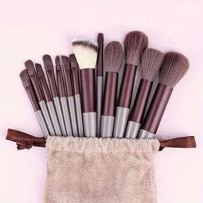 Professional Makeup Brush Set – Crafted with soft, fluffy bristles for smooth blending of foundation, powder, eyeshadow, and kabuki techniques, this essential beauty tool elevates your makeup routine.